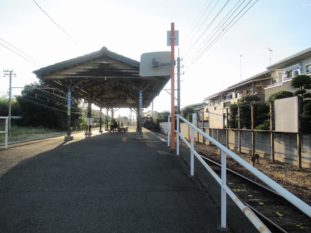 eki_no_mokuroku's tweet image. 2022年、大麻生駅(埼玉県)
#秩父鉄道 /秩父本線
1901年開業、1面2線の地上駅。各地から秩父へ通じる秩父往還のうち中山道から分かれる「ちちぶ道」が通っていた大麻生は、江戸時代には秩父札所巡礼や秩父神社などへの参拝、絹の交易等で賑わい、要所には当時の道標や庚申塔などが残っています。