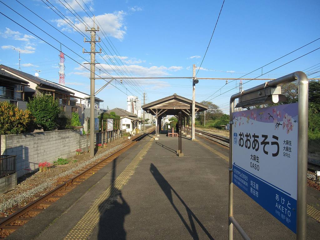 eki_no_mokuroku's tweet image. 2022年、大麻生駅(埼玉県)
#秩父鉄道 /秩父本線
1901年開業、1面2線の地上駅。各地から秩父へ通じる秩父往還のうち中山道から分かれる「ちちぶ道」が通っていた大麻生は、江戸時代には秩父札所巡礼や秩父神社などへの参拝、絹の交易等で賑わい、要所には当時の道標や庚申塔などが残っています。