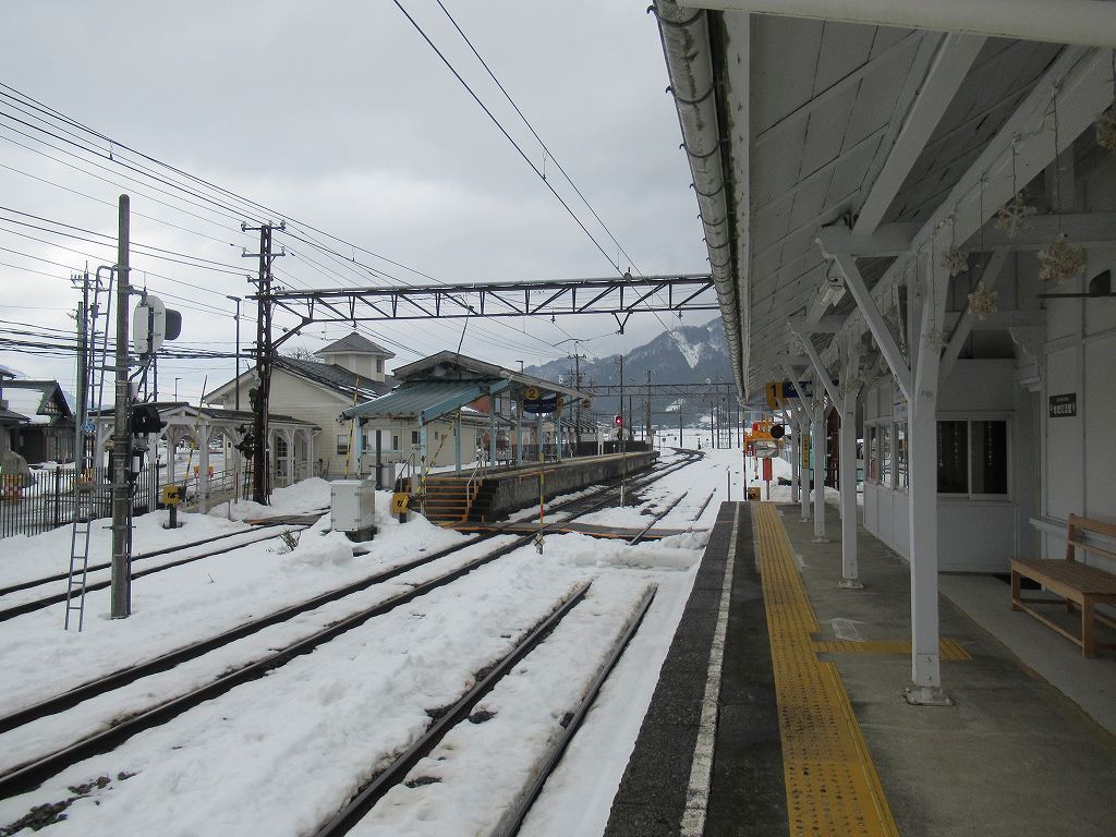 eki_no_mokuroku's tweet image. 2023年、永平寺口駅(福井県)
#えちぜん鉄道 /勝山永平寺線
1914年開業、第3セクター化した2003年より現駅名の地上駅。1244年に道元が創建した曹洞宗大本山道場・永平寺へはバスで25分。三方を山に囲まれ樹齢約700年の老杉が聳える深山幽谷の境内に、七堂伽藍を中心に大小70余棟の建物が並びます。