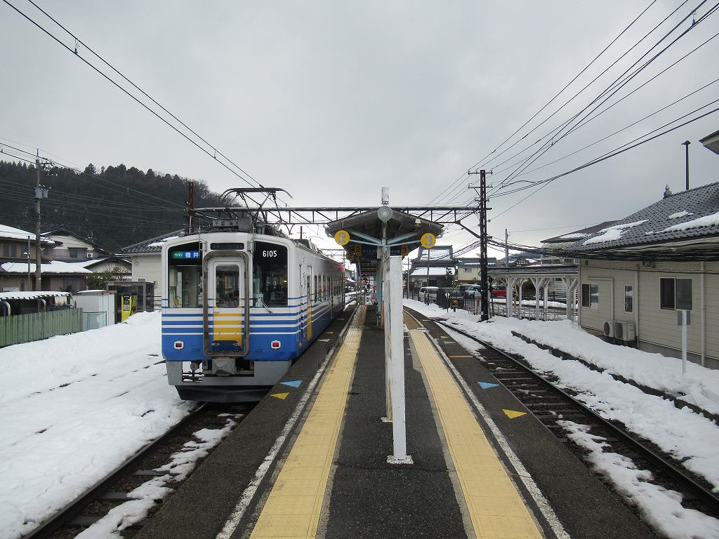 eki_no_mokuroku's tweet image. 2023年、永平寺口駅(福井県)
#えちぜん鉄道 /勝山永平寺線
1914年開業、第3セクター化した2003年より現駅名の地上駅。1244年に道元が創建した曹洞宗大本山道場・永平寺へはバスで25分。三方を山に囲まれ樹齢約700年の老杉が聳える深山幽谷の境内に、七堂伽藍を中心に大小70余棟の建物が並びます。