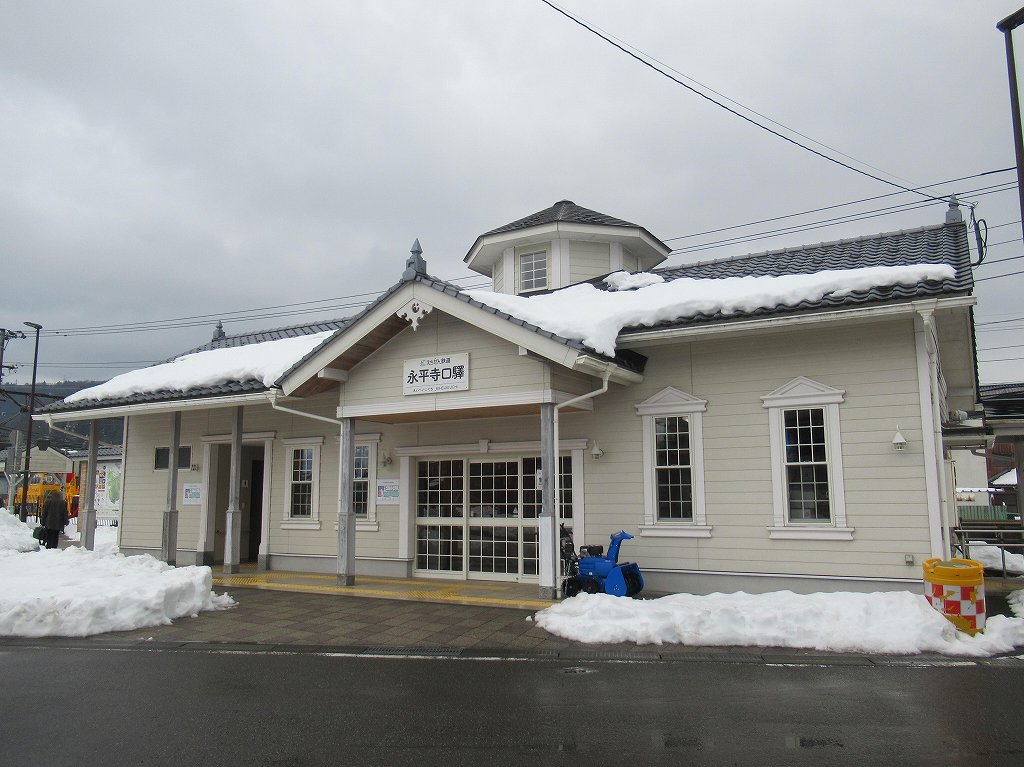eki_no_mokuroku's tweet image. 2023年、永平寺口駅(福井県)
#えちぜん鉄道 /勝山永平寺線
1914年開業、第3セクター化した2003年より現駅名の地上駅。1244年に道元が創建した曹洞宗大本山道場・永平寺へはバスで25分。三方を山に囲まれ樹齢約700年の老杉が聳える深山幽谷の境内に、七堂伽藍を中心に大小70余棟の建物が並びます。