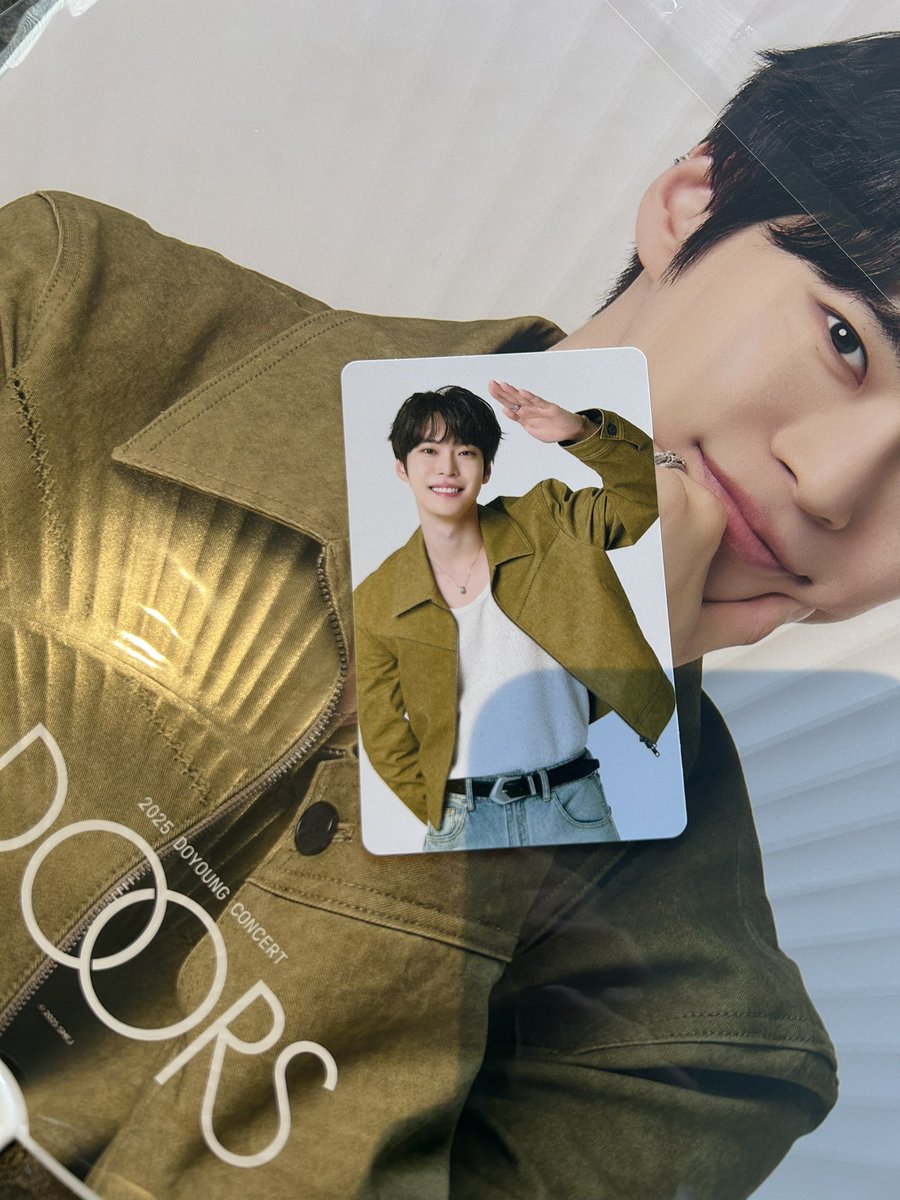 8y_522's tweet photo. NCT ドヨン
2025 DOYOUNG CONCERT [Doors] in JAPAN グッズ トレカ

譲 写真1枚目
求 写真2枚目（王冠のスタンプのもの）

本日会場にて交換希望です！
よろしくお願いいたします。 https://t.co/iUEcvMDP2W