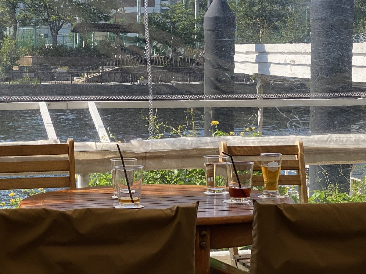 左男性、右女性。右の女性はビールを少し飲んでソフトドリンクへ。

私が左の男性だったら…。
右のビール飲んじゃう🍺