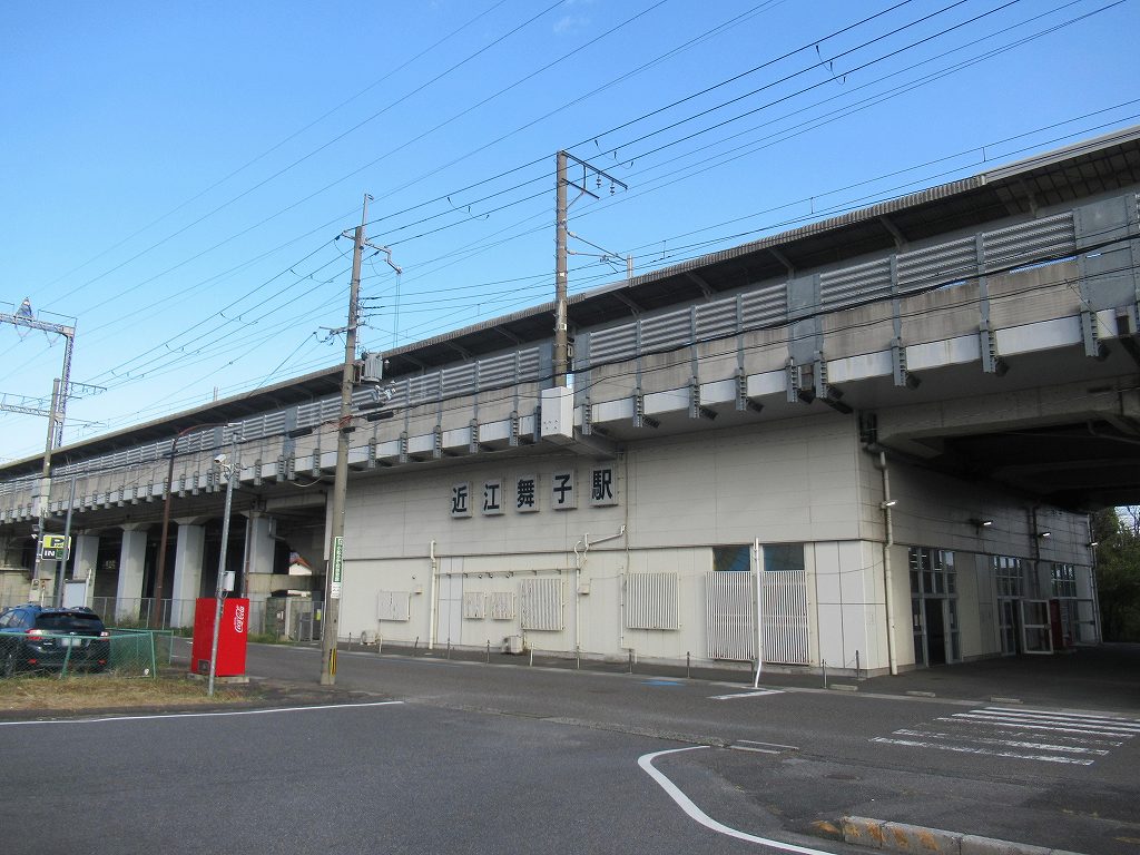 eki_no_mokuroku's tweet image. 2024年、近江舞子駅(滋賀県)
#JR西日本 /湖西線
1974年開業、2面4線の高架駅。徒歩7分の近江舞子内湖は1662年の大地震により琵琶湖の湖岸線が水没してできた内湖。周辺の雄松崎一帯は琵琶湖八景の一つ「涼風・雄松崎の白汀」に選ばれた景勝地であり、日本の白砂青松百選にも選ばれています。