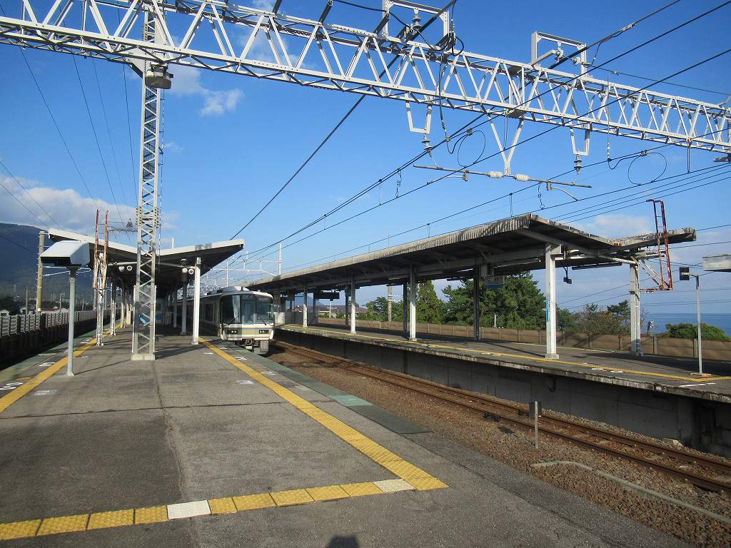 eki_no_mokuroku's tweet image. 2024年、近江舞子駅(滋賀県)
#JR西日本 /湖西線
1974年開業、2面4線の高架駅。徒歩7分の近江舞子内湖は1662年の大地震により琵琶湖の湖岸線が水没してできた内湖。周辺の雄松崎一帯は琵琶湖八景の一つ「涼風・雄松崎の白汀」に選ばれた景勝地であり、日本の白砂青松百選にも選ばれています。