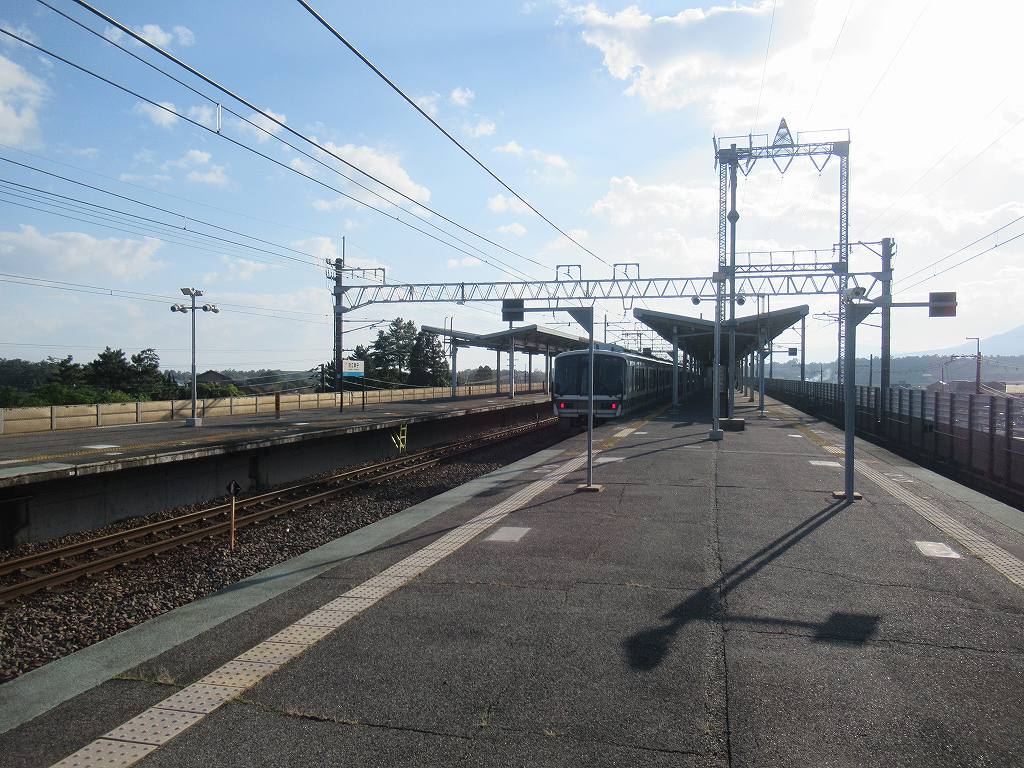 eki_no_mokuroku's tweet image. 2024年、近江舞子駅(滋賀県)
#JR西日本 /湖西線
1974年開業、2面4線の高架駅。徒歩7分の近江舞子内湖は1662年の大地震により琵琶湖の湖岸線が水没してできた内湖。周辺の雄松崎一帯は琵琶湖八景の一つ「涼風・雄松崎の白汀」に選ばれた景勝地であり、日本の白砂青松百選にも選ばれています。