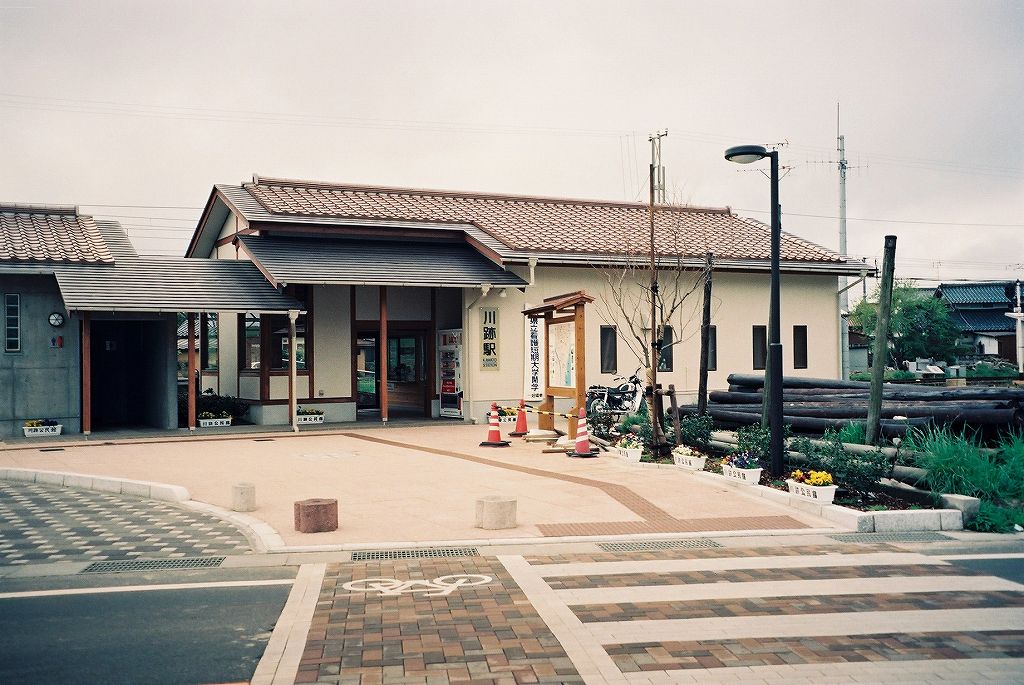 eki_no_mokuroku's tweet image. 1995年、川跡駅(島根県)
#一畑電気鉄道 /北松江線/大社線
1930年開業、2面4線の地上駅。徒歩60分の鳶ヶ巣城跡は1509年に宍道久慶が鳶ヶ巣山に築いた山城で、1562年に毛利元就が尼子氏攻略の拠点として改築。現在は登山道が整備され、頂上から出雲平野が一望できるハイキングコースとなっています。