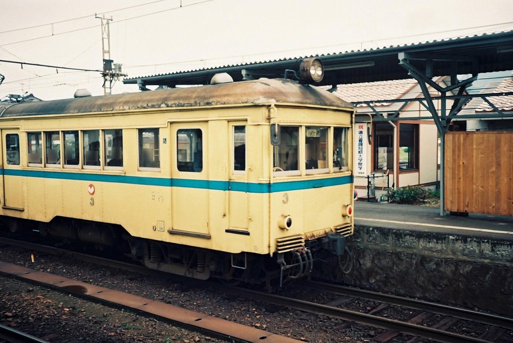 eki_no_mokuroku's tweet image. 1995年、川跡駅(島根県)
#一畑電気鉄道 /北松江線/大社線
1930年開業、2面4線の地上駅。徒歩60分の鳶ヶ巣城跡は1509年に宍道久慶が鳶ヶ巣山に築いた山城で、1562年に毛利元就が尼子氏攻略の拠点として改築。現在は登山道が整備され、頂上から出雲平野が一望できるハイキングコースとなっています。