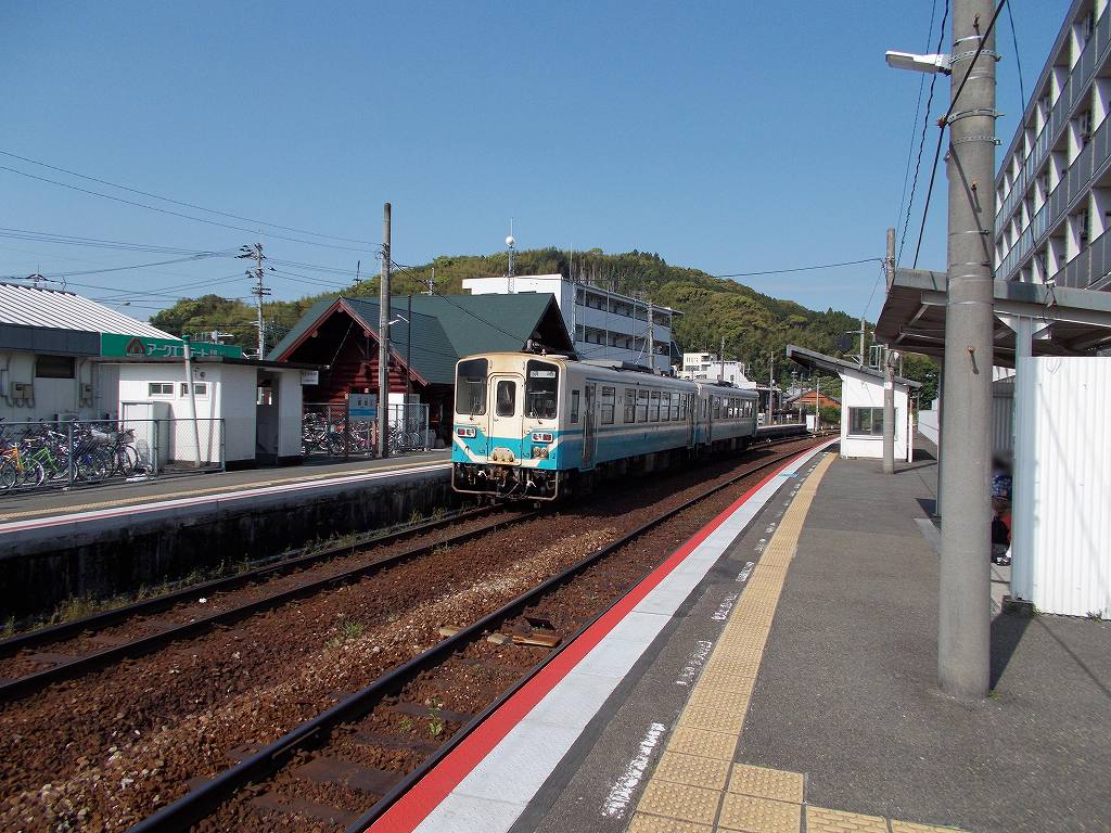 eki_no_mokuroku's tweet image. 2018年、朝倉駅(高知県)
#JR四国 /土讃線
1924年開業の地上駅。徒歩25分の朝倉城跡は戦国時代、土佐国の覇権を争っていた本山茂宗が土佐中央部へ勢力を拡大するため築いた平山城で、約30年後に長宗我部氏に攻められ落城。現在も巨大な竪堀や横堀の遺構が残り、主郭部は公園として整備されています。