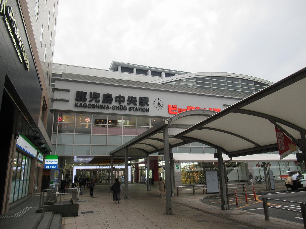 eki_no_mokuroku's tweet image. 2023年、鹿児島中央駅(鹿児島県)
#JR九州 /鹿児島本線/指宿枕崎線/九州新幹線
1913年開業、1927年に西鹿児島駅へ改称、2004年より現駅名。鹿児島は8世紀に国府が置かれ律令国家に組み入れられた後、14世紀に島津氏が拠点を置いた頃から発展し、江戸時代には薩摩藩90万石の城下町として栄えました。