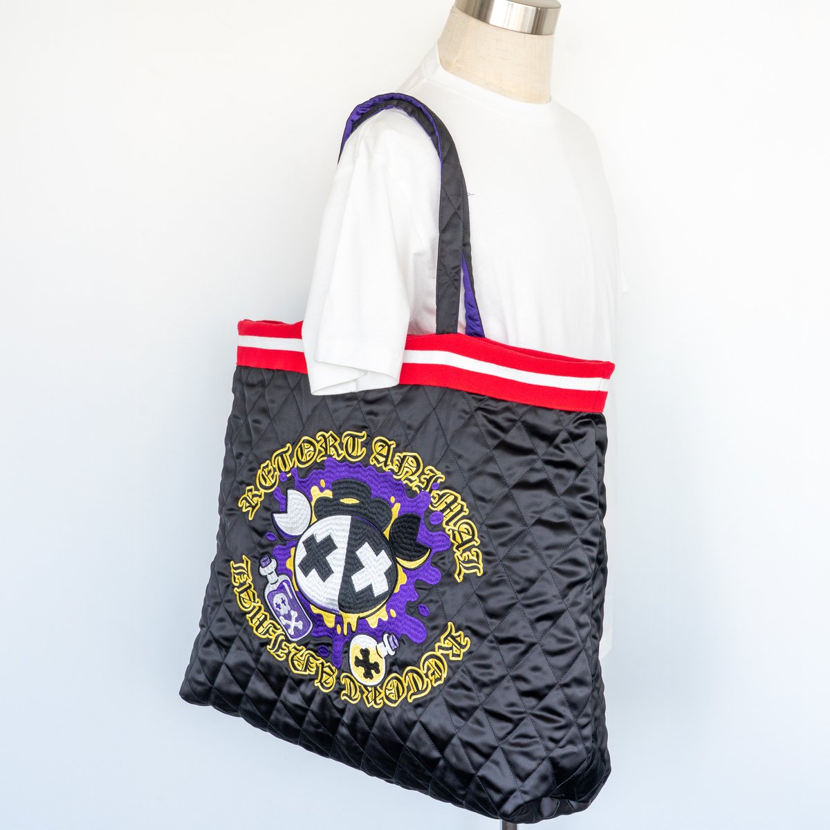 reto_event's tweet image. 【レトロト ~レトルトオンラインくじ~/商品紹介】
特賞1つ目は、刺繍を全面にあしらったスカジャンBIGトートバッグ(リバーシブル)です。
レトルトさんが好きなブランドに特注したスペシャルアイテムです!
受注期間:7/28(月)23:59まで
受付URL:items-store.jp/retortonlinelo…