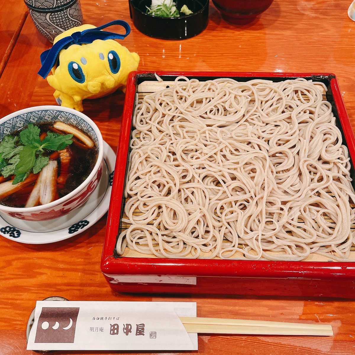JoltikandLemon's tweet photo. 田中屋の鴨せいろ🦆

バチュルちゃんは食べられない...

#ポケモンfit #Pokemonfit #Joltik #ポケぬい #ぬい撮り #松屋銀座 https://t.co/CUy2Zg1uSq