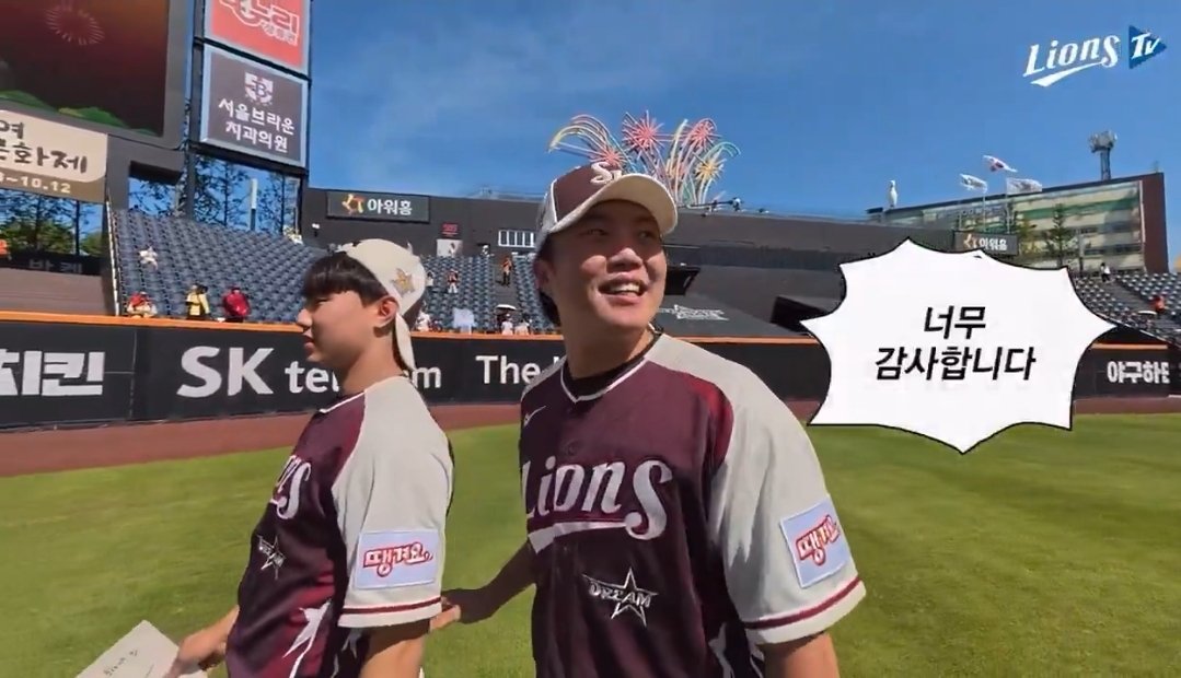 류찌 팬싸인회 넘조앗나봄 팬싸비하인드 내내

아진짜팬분들이올해너무마니오세욬ㅋ너무기분이좋슴니다감사함니다저사인을너무마니해서손목이아파요진짜만이와주셔서너무감사합니다저지금기분이너무조아여ㅋㅋ이렇게쉬지도않고싸인한거처음이에여마니와주셔서너무감사함니다팬여러분진짜감사함니다