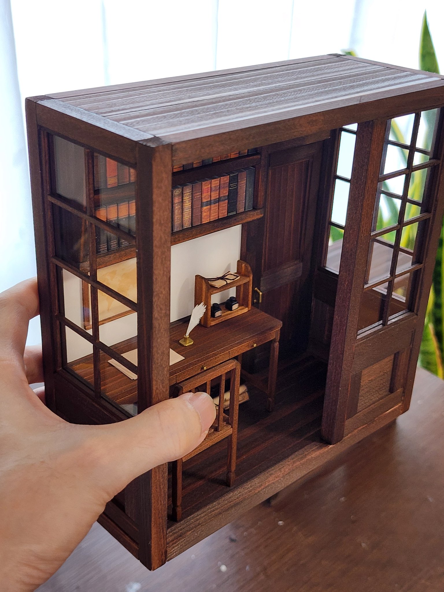 NO.93　固定式: 木製 ドールハウス　ドールBOX　背景ボード NO.93 固定式: 木製 ドールハウス ドールBOX 背景ボード - 人形