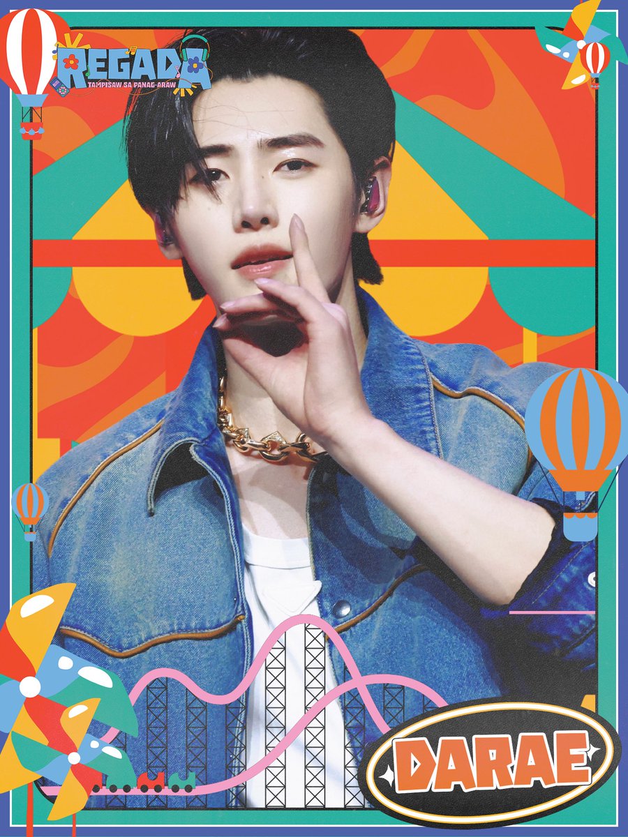 fangraid's tweet image. ⠀
⠀
𓏲⸙ 𑁍⃝#DARAE  ⁝  Ang hapon ay naglalagablab na tila ba isang masiglang ugong ng pananabik mula sa mga taong nagtipon para sa kaganapang REGADA. Sa entablado, dama ni DARAE ang alon ng kuryenteng dumadaloy sa hangin—isang init na higit pa sa sikat ng araw.
⠀
⠀