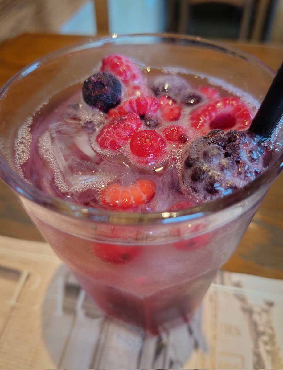 SugioNIDS's tweet image. 今日はPaulでザクロシロップのソーダを😋
ベリーたっぷりで甘酸っぱくて好きな味です👍️
飲みながらずっとKindleで積ん読になっていた、Thérèse DelpechのSavage Century: Back to Barbarismを読んでました。人間の野蛮さについての考察。いまの時代に読むのもまた味わい深いです。