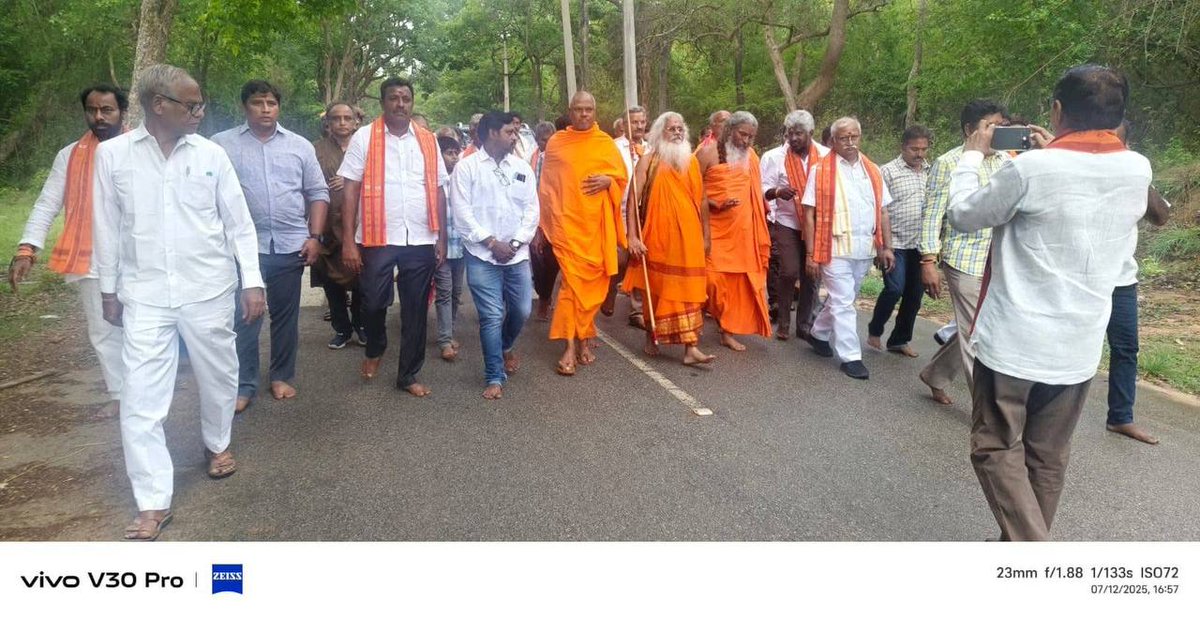 BJP Nellore Parliament (@bjp4nellore) on Twitter photo భువనేశ్వరీ పీఠం, పీఠాధిపతులు
పూజ్య శ్రీ శ్రీ శ్రీ కమలానంద భారతీ స్వామిజీ గారుహిందూ దేవాలయ యువచైతన్య మహా పాదయాత్రతలకోనమహాశివాలయం, నుంచి ప్రారంభించడం జరిగినది, ఈ యాత్రలో జిల్లాఅధ్యక్షులు <a href="/vamsi197223/">Seepareddy Vamsidhar Reddy</a> మరియు RTC జోనల్ చైర్మన్ <a href="/BjpSureshreddy/">sureshreddy bjp</a> , తదితరులు పాల్గొన్నారు..... భువనేశ్వరీ పీఠం, పీఠాధిపతులు
పూజ్య శ్రీ శ్రీ శ్రీ కమలానంద భారతీ స్వామిజీ గారుహిందూ దేవాలయ యువచైతన్య మహా పాదయాత్రతలకోనమహాశివాలయం, నుంచి ప్రారంభించడం జరిగినది, ఈ యాత్రలో జిల్లాఅధ్యక్షులు <a href="/vamsi197223/">Seepareddy Vamsidhar Reddy</a> మరియు RTC జోనల్ చైర్మన్ <a href="/BjpSureshreddy/">sureshreddy bjp</a> , తదితరులు పాల్గొన్నారు.....