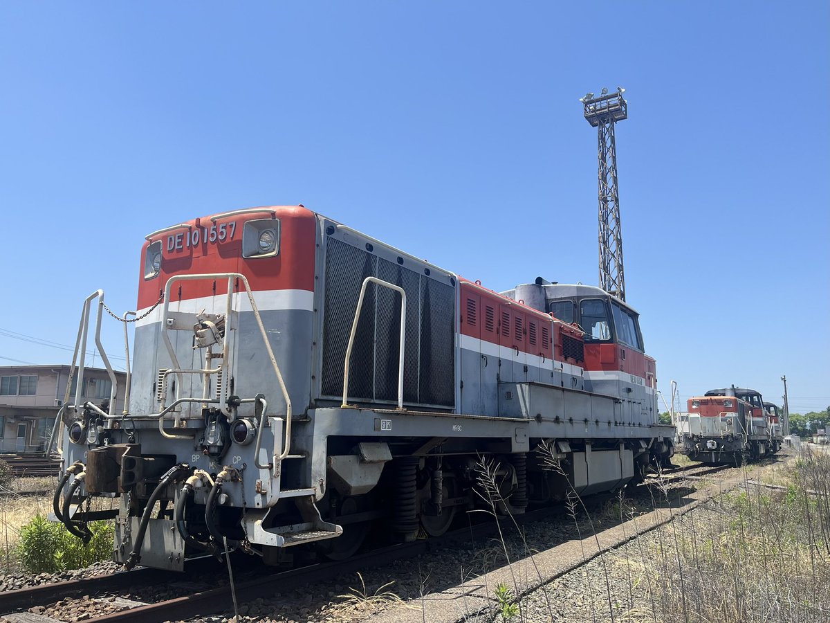 先日、模型化が発表されたDE10-1557とDE10-1561。 中の人も作業で