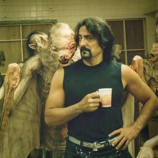 RetrovaniaLand's tweet image. Diving into the wild world of From Dusk Till Dawn! Go behind the scenes with makeup effects legend Tom Savini, aka the badass Sex Machine, alongside KNB's killer vampire creatures. Pure '90s cult classic chaos! 💀 #80sHorror 
#FromDuskTillDawn #RetroHorror #HorrorNights