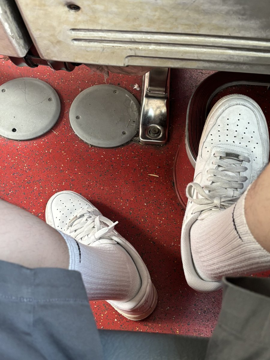 sniff_sneaker's tweet photo. 很想看別人玩鞋但最近太忙
訊息回比較慢抱歉
現在全白AF裡面很乾淨
把鞋拿走玩完再給我？ https://t.co/cL9dSRbWF7