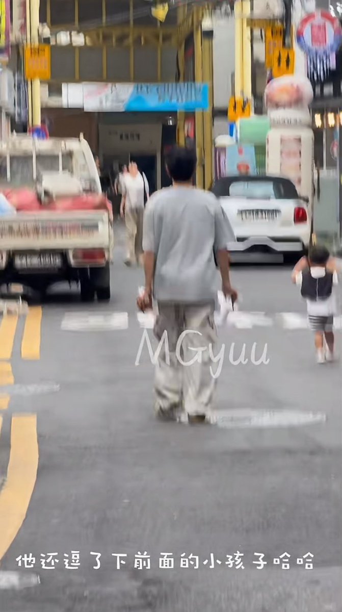 guming_mang's tweet photo. 승가니 길가다 만난 목격담 사진 특
뭔 10cm 인형이 아장아장 걸어가고있음….. https://t.co/y6UNJWY9KK