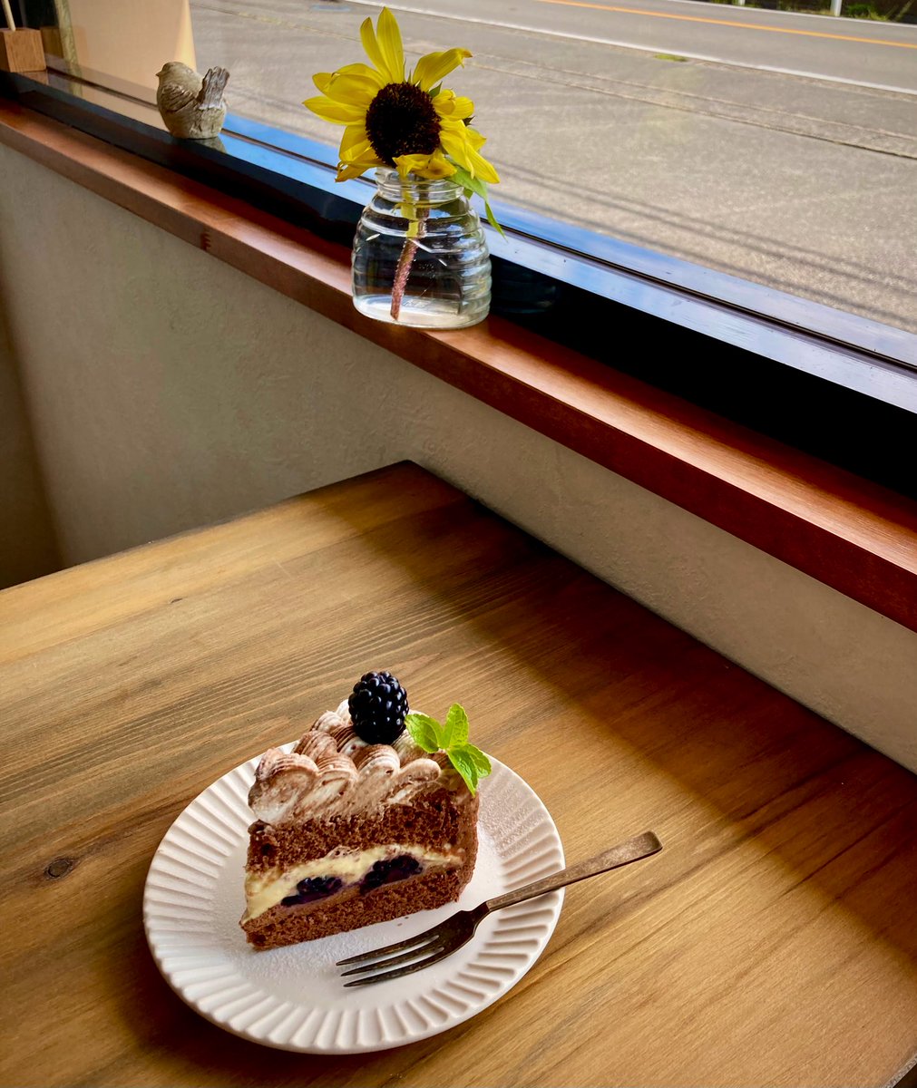 verb_cakecafe's tweet photo. cafe verb 𐔌՞・·・՞𐦯
𓌉◯𓇋 ブラックベリー+カスタードショコラ໒꒱· ゚
静岡県産の美しく
貴重なブラックベリーです🍇
#cafe #flower #mure #向日葵
#カフェ #静岡県産 #静岡県カフェ https://t.co/p528UF5hnS