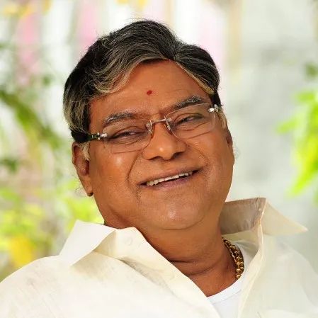 ప్రముఖ నటుడు కోట శ్రీనివాసరావు మరణం పట్ల బీఆర్ఎస్ అధినేత, మాజీ ముఖ్యమంత్రి కేసీఆర్ గారు సంతాపం ప్రకటించారు. 

విభిన్న పాత్రలను పోషించి, ప్రేక్షక హృదయాల్లో తన స్థానాన్ని పదిలపరుచుకున్న విలక్షణ వెండితెర నటుడు కోట శ్రీనివాసరావు అని కేసీఆర్ అన్నారు.  

వారి మరణంతో సినీమా రంగం ఒక