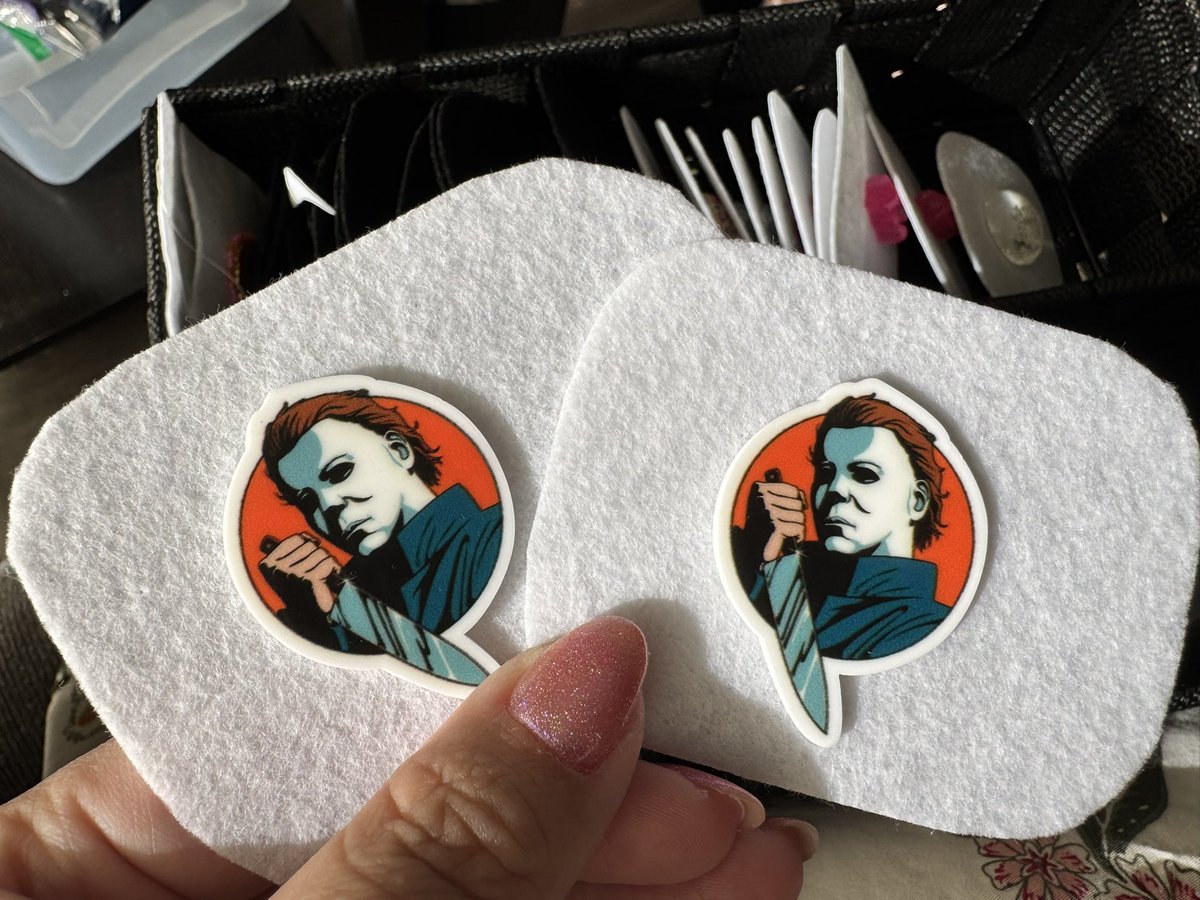 nerdyaunty92's tweet photo. Can’t wait to make myself a pair of earrings 🔪
#MichaelMyers #Halloween #beadwork #beading #nativebeading #horror https://t.co/Y9wg2ZGiSv