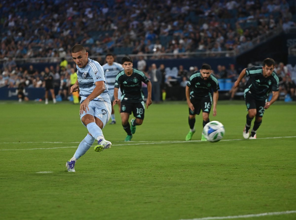 DotteSportsPix's tweet image. Dejan Joveljic pulls one back for Sporting on a PK, 3-1 Seattle.