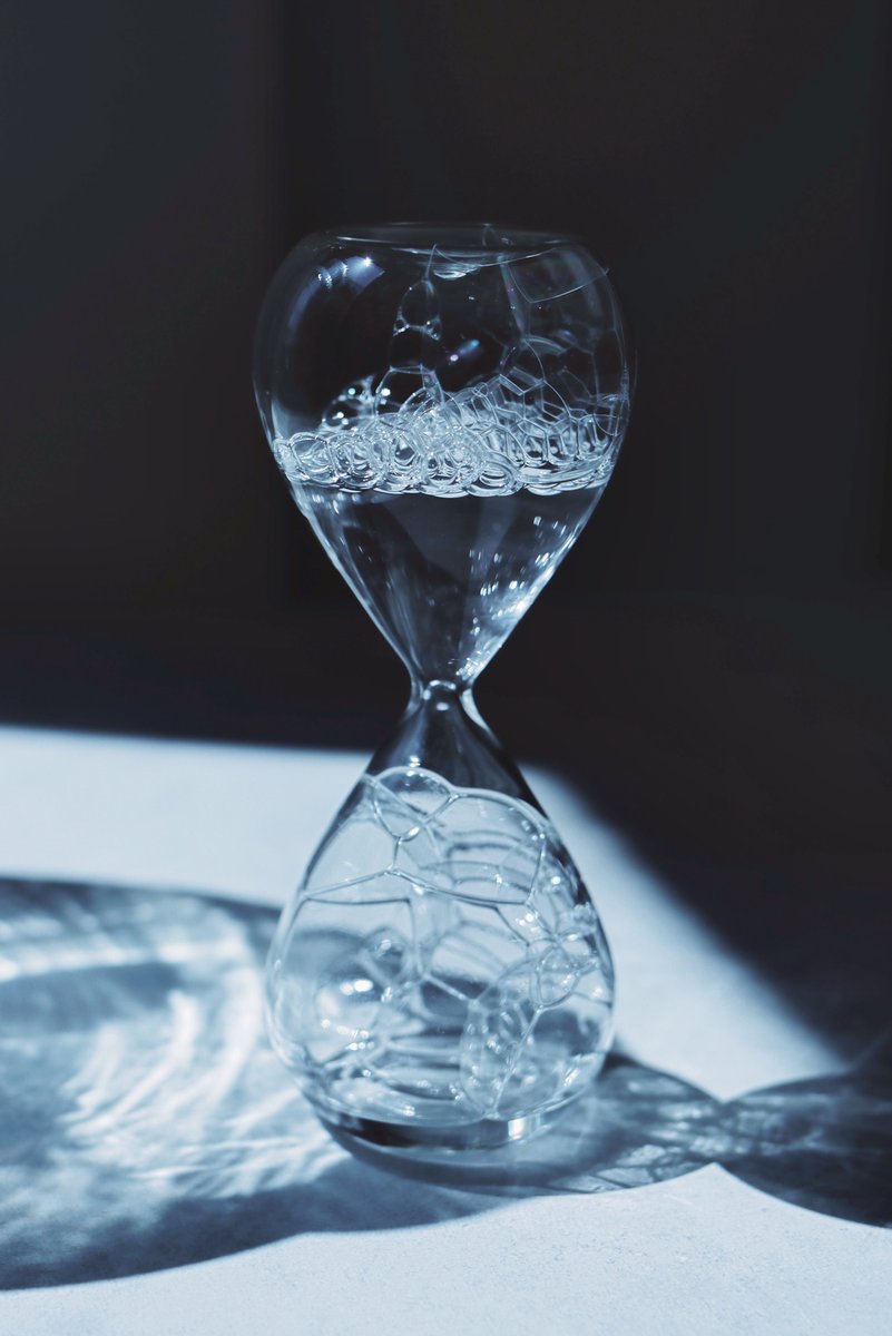 tomeinohito's tweet image. わたしのお気に入りの透明のひとつに、Awaglassという泡時計がある。砂時計みたいだけれど、砂じゃなくて、泡がふわふわと上にのぼっていく。正確な時間も測れないんだけれど、泡がのぼりきるまでの「間」が、なんだかとても、心地いいんです。