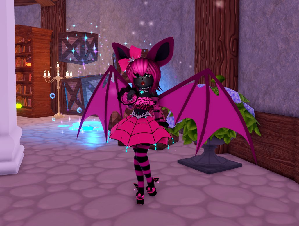 starlie_puff's tweet image. Hiii! I made a new OC! Her name is Nyxanne (or Nyx) the Vampire Bat. She's based off of Monster High characters Draculaura and Catty Noir, along with one of my older fnaf ocs! Made her in royale high and she's so cute!💕🦇