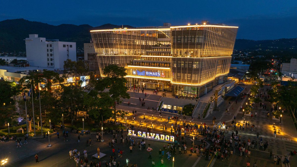 Ahora las familias disfrutan de espacios seguros y llenos de alegría en el corazón de San Salvador. 👨‍👩‍👧‍👦✨

Vive la mejor experiencia con música en vivo frente a la Biblioteca Nacional de El Salvador. 🎶🇸🇻🤩

⏰ A partir de las 9:00 p. m.