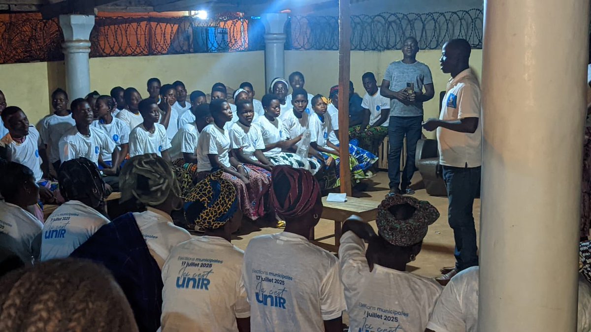 KoffiSodokin's tweet photo. 12.07.2025. Élections Municipales. Commune 2 de la Préfecture du Moyen-Mono #Togo. La sensibilisation s'est poursuivie tard dans la nuit pour une élection apaisée et le vote #UNIR. Allons-y ! https://t.co/mGnlRIIxLq