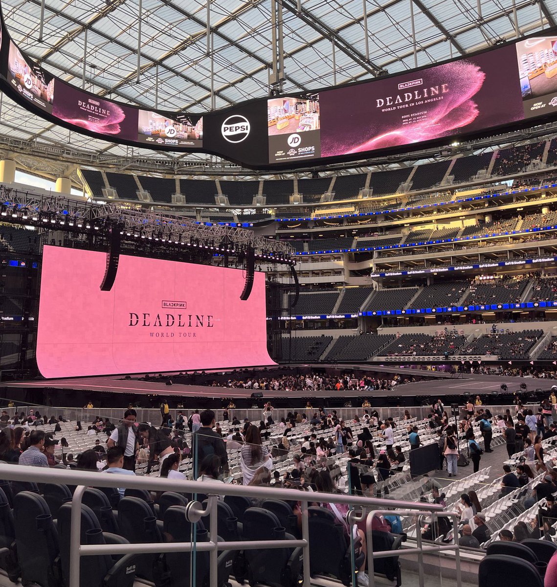 pinksview's tweet photo. reply &amp; retweet: 

DEADLINE AT SOFI STADIUM
#DEADLINE_IN_LOSANGELESDay1
#BLACKPINK_DEADLINE #BLACKPINK https://t.co/Uw2F3Z9buI