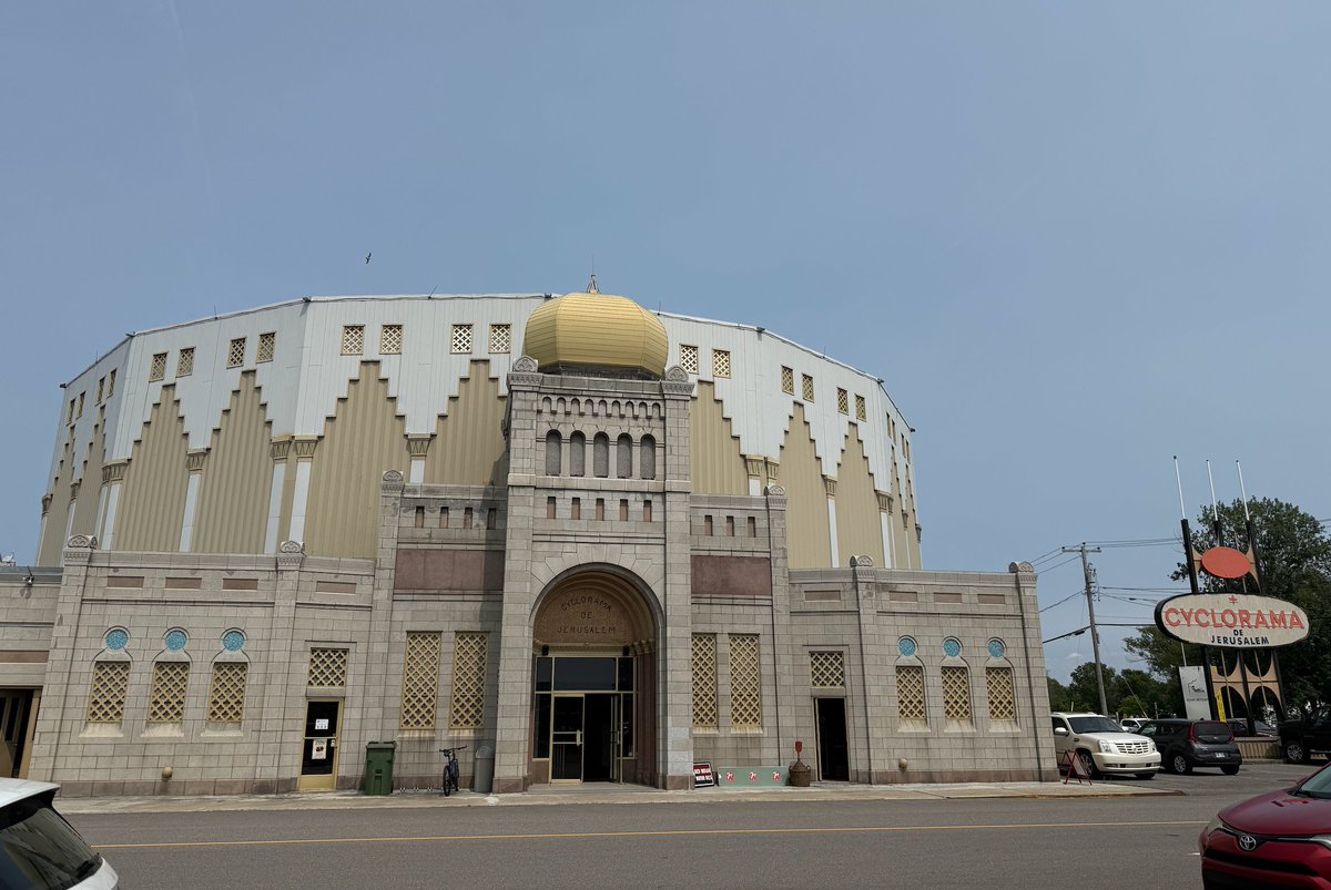 etiennefd's tweet image. quirky visit of the day: the Cyclorama of Jerusalem, a 110×14m circular painting from the 1890s depicting Jerusalem at the time of the crucifixion. The virtual reality of the time!
As visitors Mr. and Mrs. D. Johnston wrote in 1957: "Better than the one in Waterloo, Belgium"