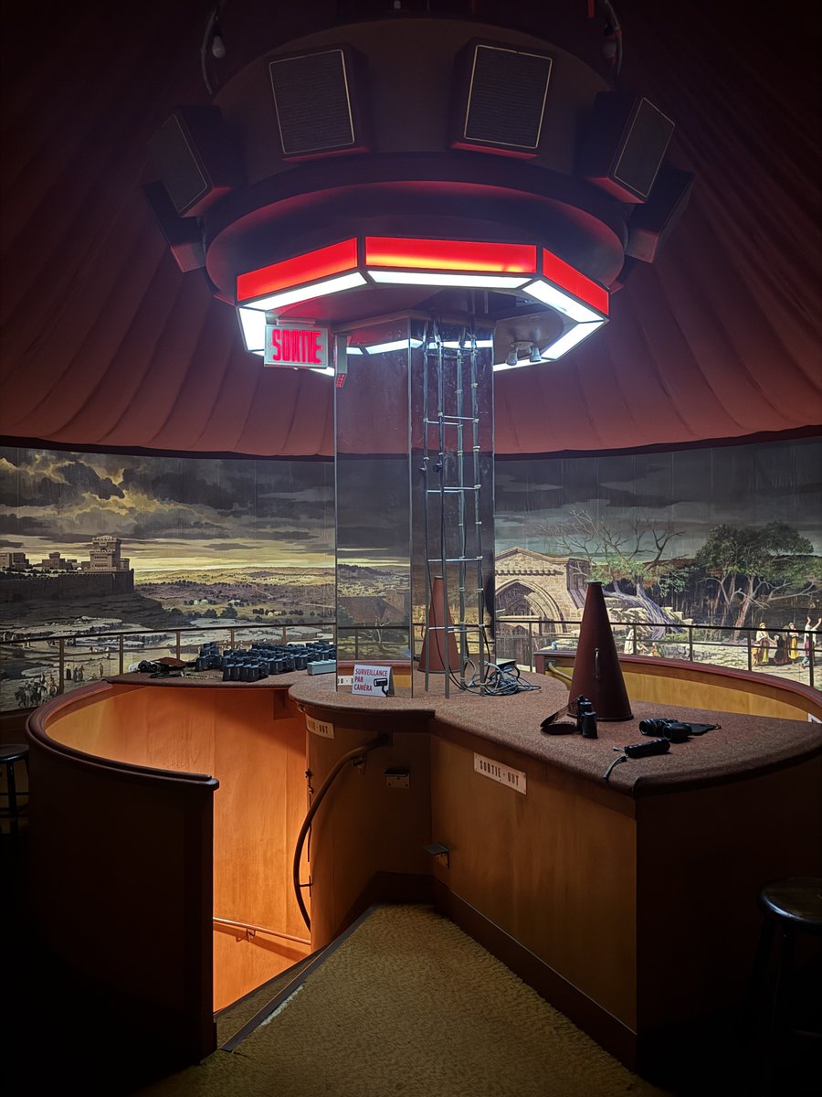 etiennefd's tweet image. quirky visit of the day: the Cyclorama of Jerusalem, a 110×14m circular painting from the 1890s depicting Jerusalem at the time of the crucifixion. The virtual reality of the time!
As visitors Mr. and Mrs. D. Johnston wrote in 1957: "Better than the one in Waterloo, Belgium"