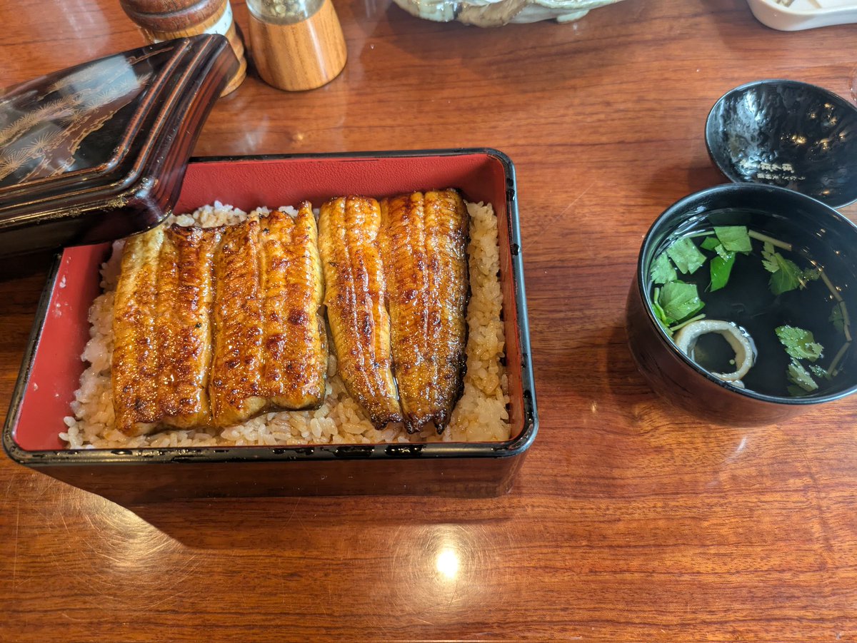 t_wakou's tweet image. 夏は土用の丑の日
と言えば『鰻』ですよね。
川越で3本の指に入いる老舗鰻屋『ぽんぽこ亭』行ってきました。
鰻重、鯉の洗い、泥鰌の唐揚げ、鯰の天ぷら
ここまで来るとお酒は飲まないと鰻屋はトロトロで鯉はコリコリ、泥鰌はカリカリ、鯰はフワフワ
とても美味でした。
#鰻重
#土用の丑の日
#飯テロ