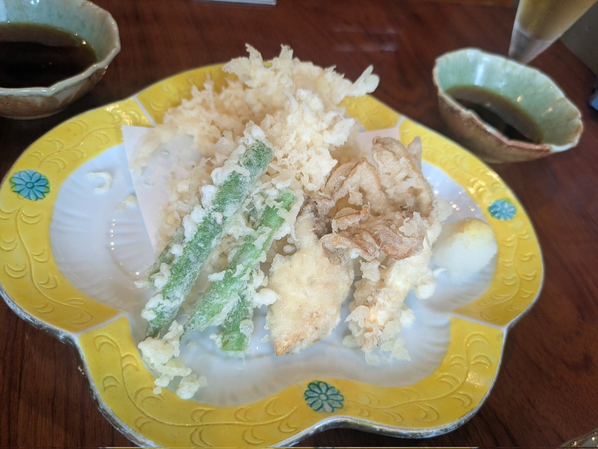 t_wakou's tweet image. 夏は土用の丑の日
と言えば『鰻』ですよね。
川越で3本の指に入いる老舗鰻屋『ぽんぽこ亭』行ってきました。
鰻重、鯉の洗い、泥鰌の唐揚げ、鯰の天ぷら
ここまで来るとお酒は飲まないと鰻屋はトロトロで鯉はコリコリ、泥鰌はカリカリ、鯰はフワフワ
とても美味でした。
#鰻重
#土用の丑の日
#飯テロ