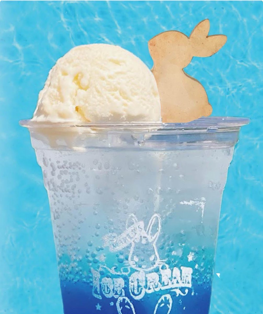 designinabano's tweet image. 今日もとっても暑いです🏖️
いつもより氷フロート系ドリンクが人気ですー

エアコン最強なのにアイス冷凍ケース排熱で相殺されてんのと店が狭すぎて（狭すぎて）外気の熱気ですぐぬるくなっちゃう😇