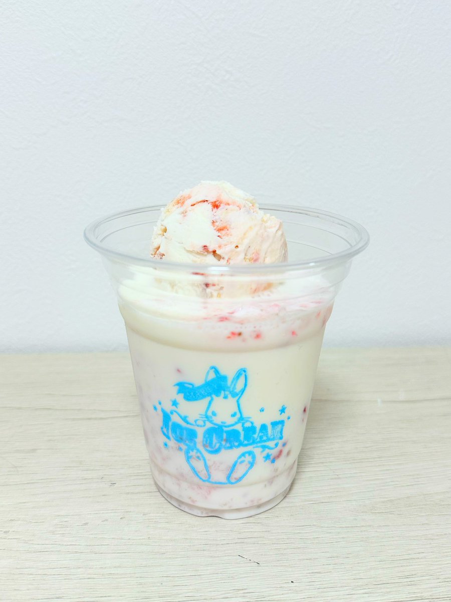 designinabano's tweet image. 今日もとっても暑いです🏖️
いつもより氷フロート系ドリンクが人気ですー

エアコン最強なのにアイス冷凍ケース排熱で相殺されてんのと店が狭すぎて（狭すぎて）外気の熱気ですぐぬるくなっちゃう😇