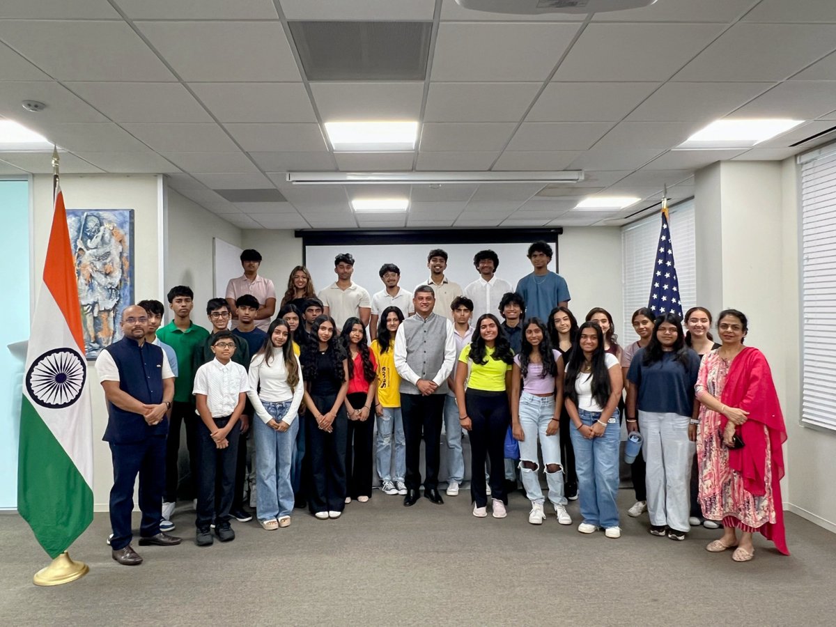 Consul General and the officers of the Consulate interacted with SEWA International summer interns, comprising mostly high school students from the diaspora. 

The students learnt about the functioning of the Ministry of External Affairs of India and India’s diplomatic missions