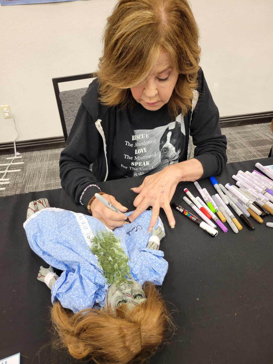 KestrelToni's tweet image. OMG ya'll....
@RealLindaBlair signed my Regan doll, posed with it, took a photo with her own phone, & said she was going to check with her team about possibly posting it! I am over the moon excited!!! 🖤🥰
Best artist high everrrrrr!!!!