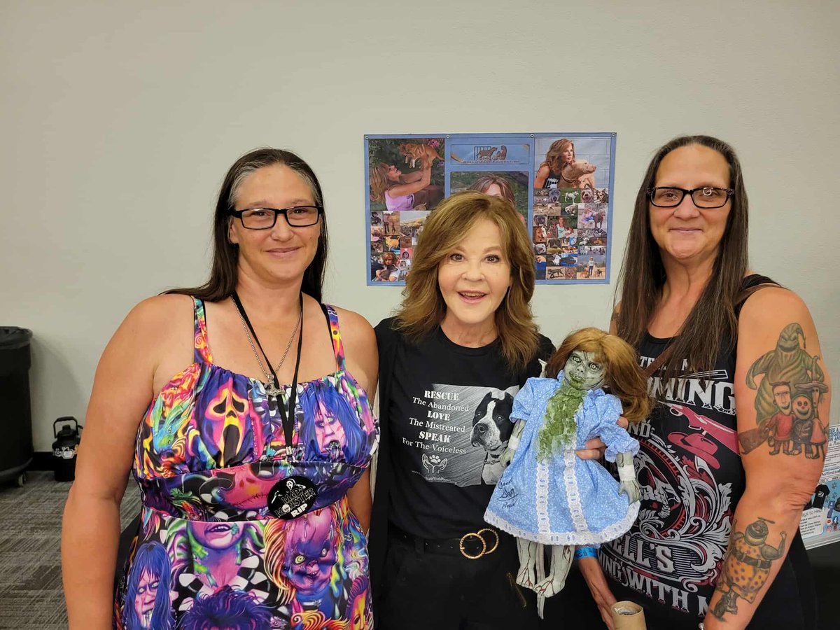 KestrelToni's tweet image. OMG ya'll....
@RealLindaBlair signed my Regan doll, posed with it, took a photo with her own phone, & said she was going to check with her team about possibly posting it! I am over the moon excited!!! 🖤🥰
Best artist high everrrrrr!!!!