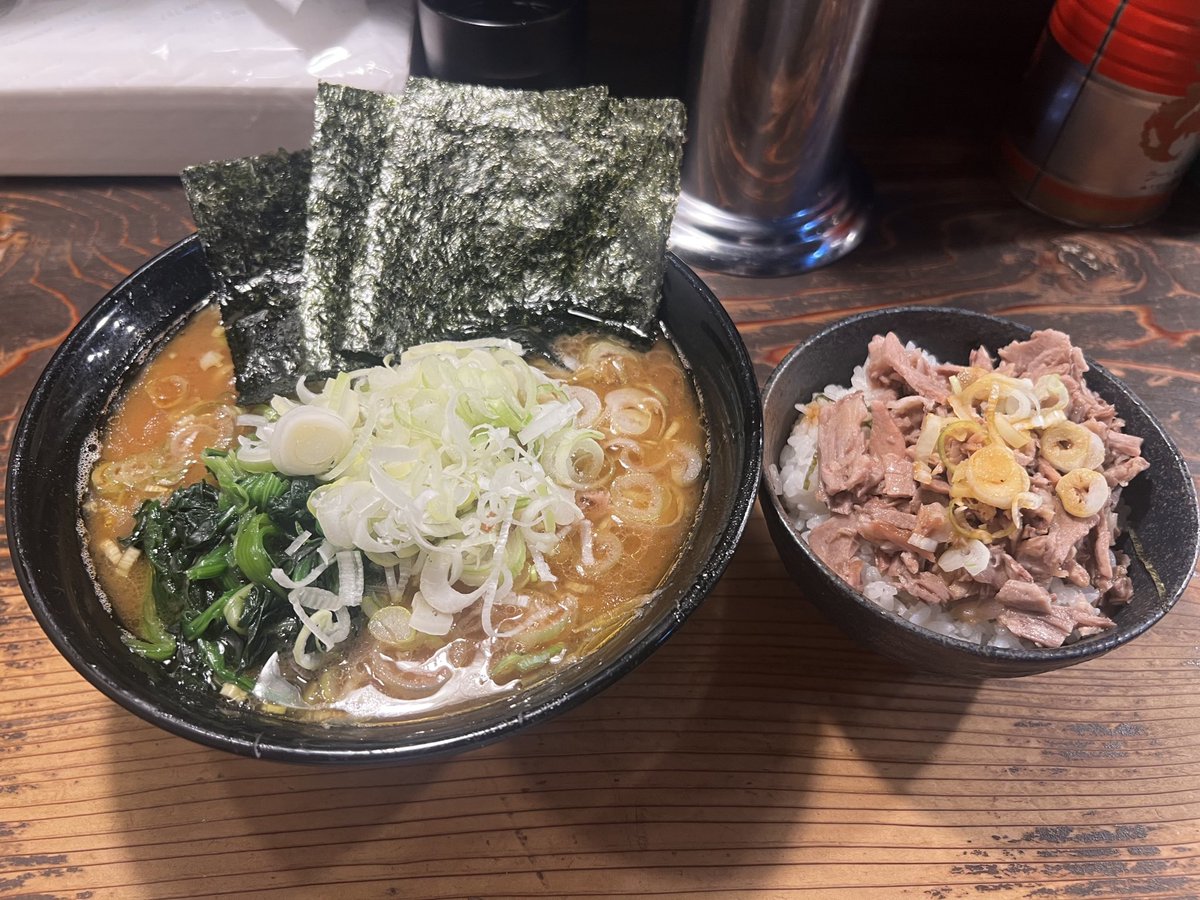ramenmanzz's tweet image. 📍相模大野 家系ラーメン クックら
チャーシューラーメン(1250円)
チャーシューまぶし(300円)
Xサービス(きざみネギ)
自己評価 ★★★★★
スモジ予定でしたがお休みだったのでこちらに🍜すでに待ちの列あり。三元豚を使ったチャーシューが最高😃ご馳走様でした。美味しかったです!!