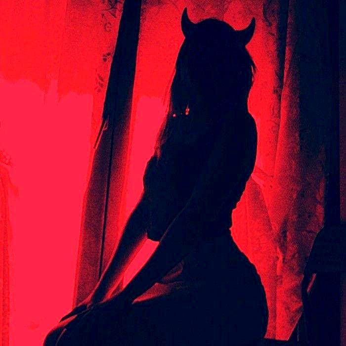 crashpalace's tweet image. Rebecca Ravenhurst, what in Hell did you do to stay so young?
Find out in THE HANGING GIRL: buff.ly/4gaUN3B
#HorrorFam #horror #MYSTERY #horrorbooks #Creepy #SummerReads #HangingGirl