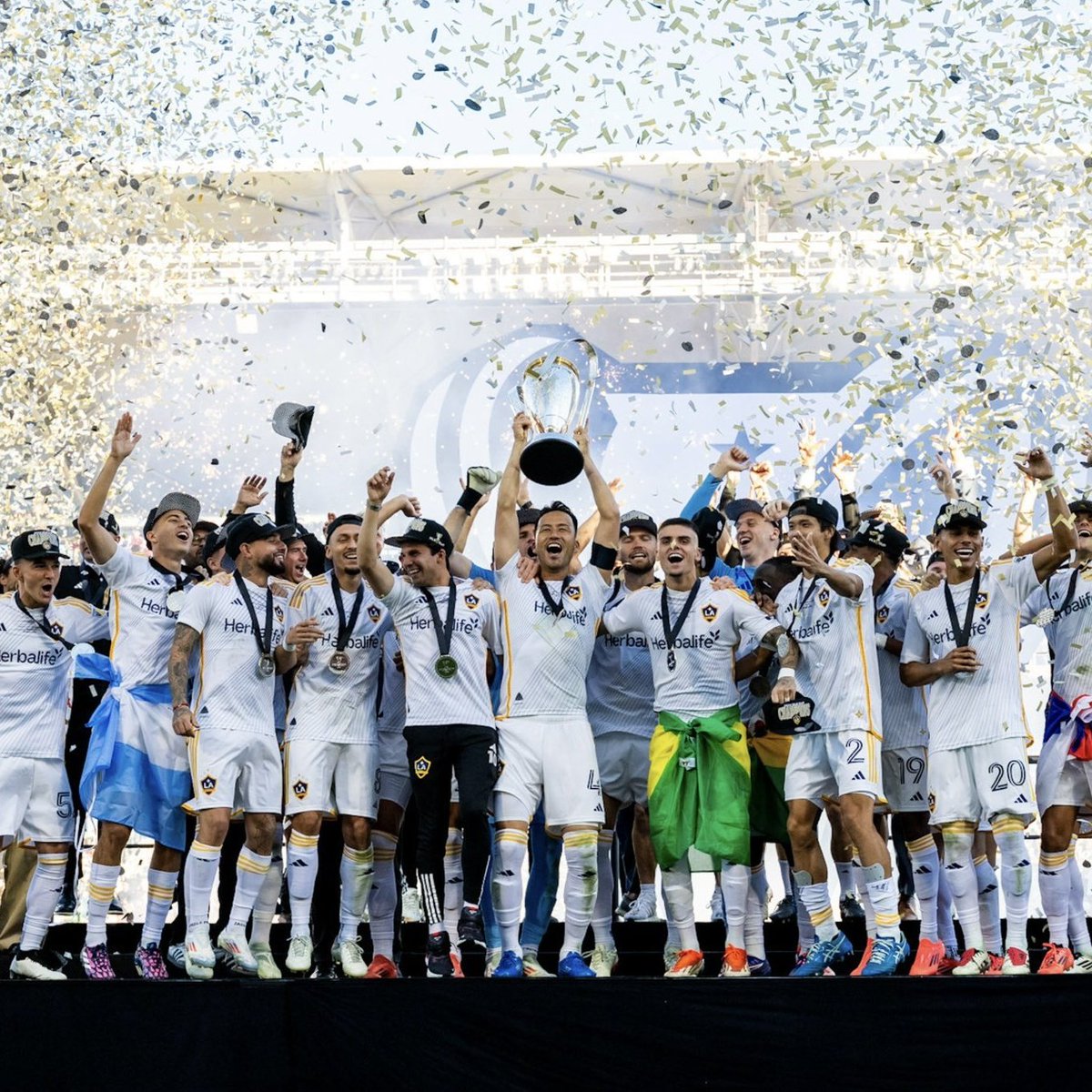 NoodlePec11's tweet image. Stand with your Team G&apos;s! Yes times may be frustrating- even difficult. However as fans we must stand with our club, you don&apos;t have to stand with AEG, but you can stand with your players! If you don&apos;t with us now, then don&apos;t when we win! 

VAMOS GALAXY 💙💛 🤍