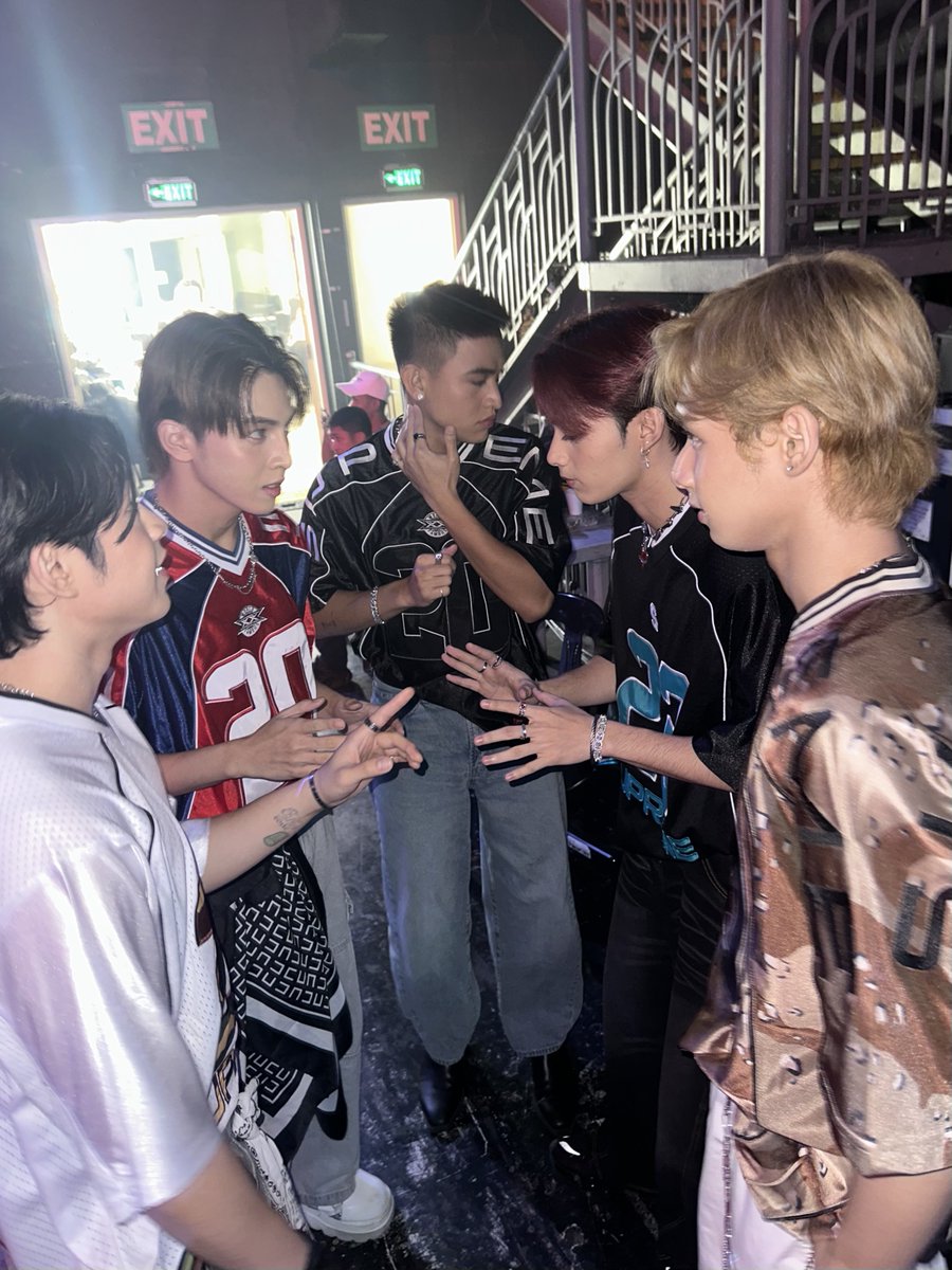 READY NA BA KAYO, VIXIES?! 🔥

FEW MOMENTS BEFORE WE SET THE #AllOutSundays STAGE ON FIRE!

Sobrang init! OT5 is back and we’re bringing the heat sa #AOSIFeelLike mamayang 12PM only on GMA! 💖 Huwag niyo ’to palampasin, sama-sama tayong magpa-init ng tanghali!

🎧 Stream ‘Dapat