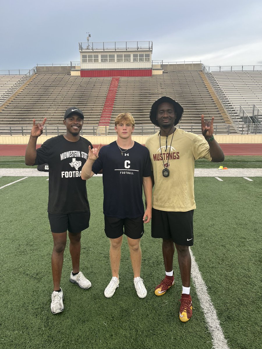 CodyCutrer2026's tweet image. Had a great camp today with @MSUTexasFB. Blessed to be named top performing DB by @CoachWhitaker_
@Coach_EA31 @coachnsumbu @TXPrivateFBGuy