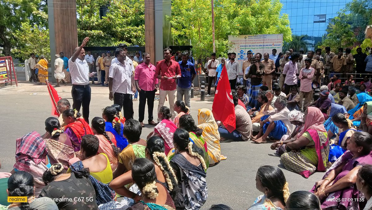 தூத்துக்குடி மாநகராட்சி மேயர் அவர்களால் வஞ்சிக்கப்படும் தூய்மை பணியாளர்கள் MP அமைச்சர் முன்னிலையில் பேச்சுவார்த்தை நடத்தியும் கேட்காமல் அதிகாரப்போகூடன் செயல்படும் மேயர் மீது நடவடிக்கை எப்போது வருத்தத்துடன் பணியாளர்கள்