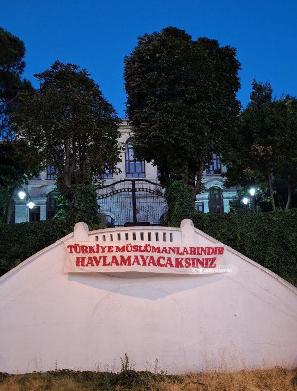 🔴 İstanbul Teknik Üniversitesi kampüs girişine “Türkiye Müslümanlarındır” yazılı pankart asıldı.